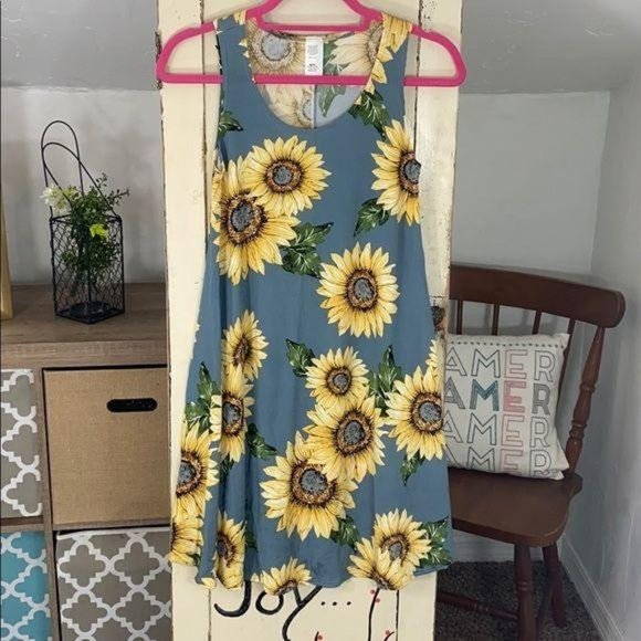 Dresses & Skirts - RELISTED Flowy Sunflower Summer Dress